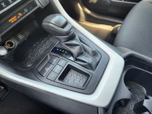 Used 2021 Toyota RAV4 LE image 19