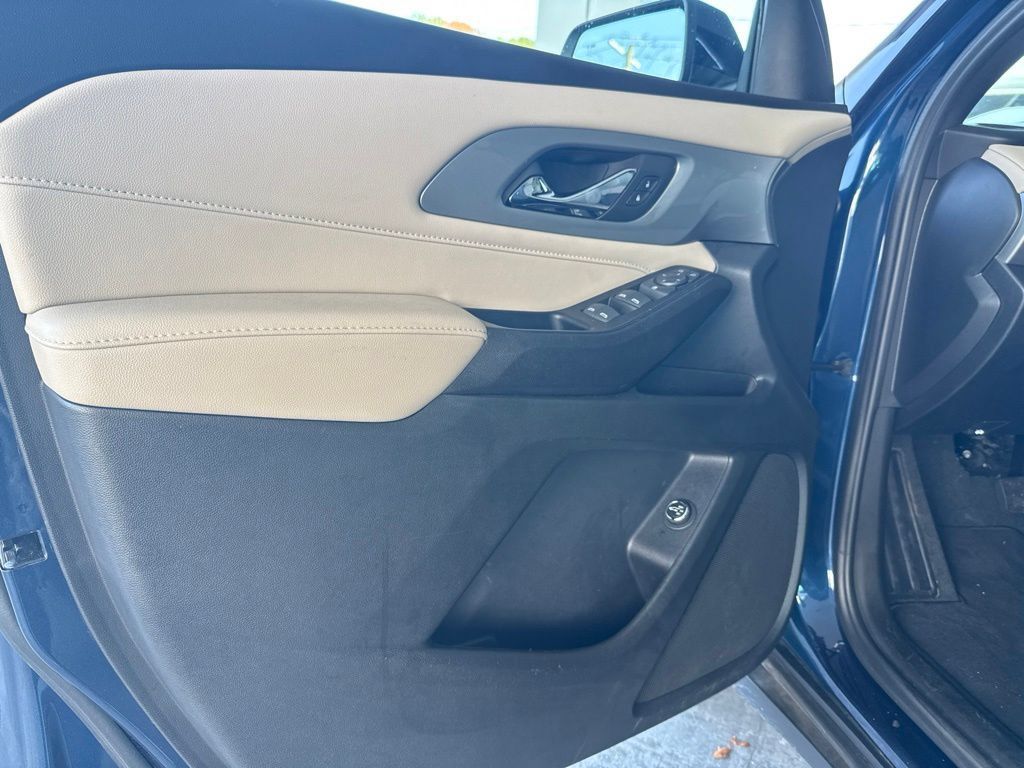 Used 2023 Chevrolet Traverse LT FWD image 24