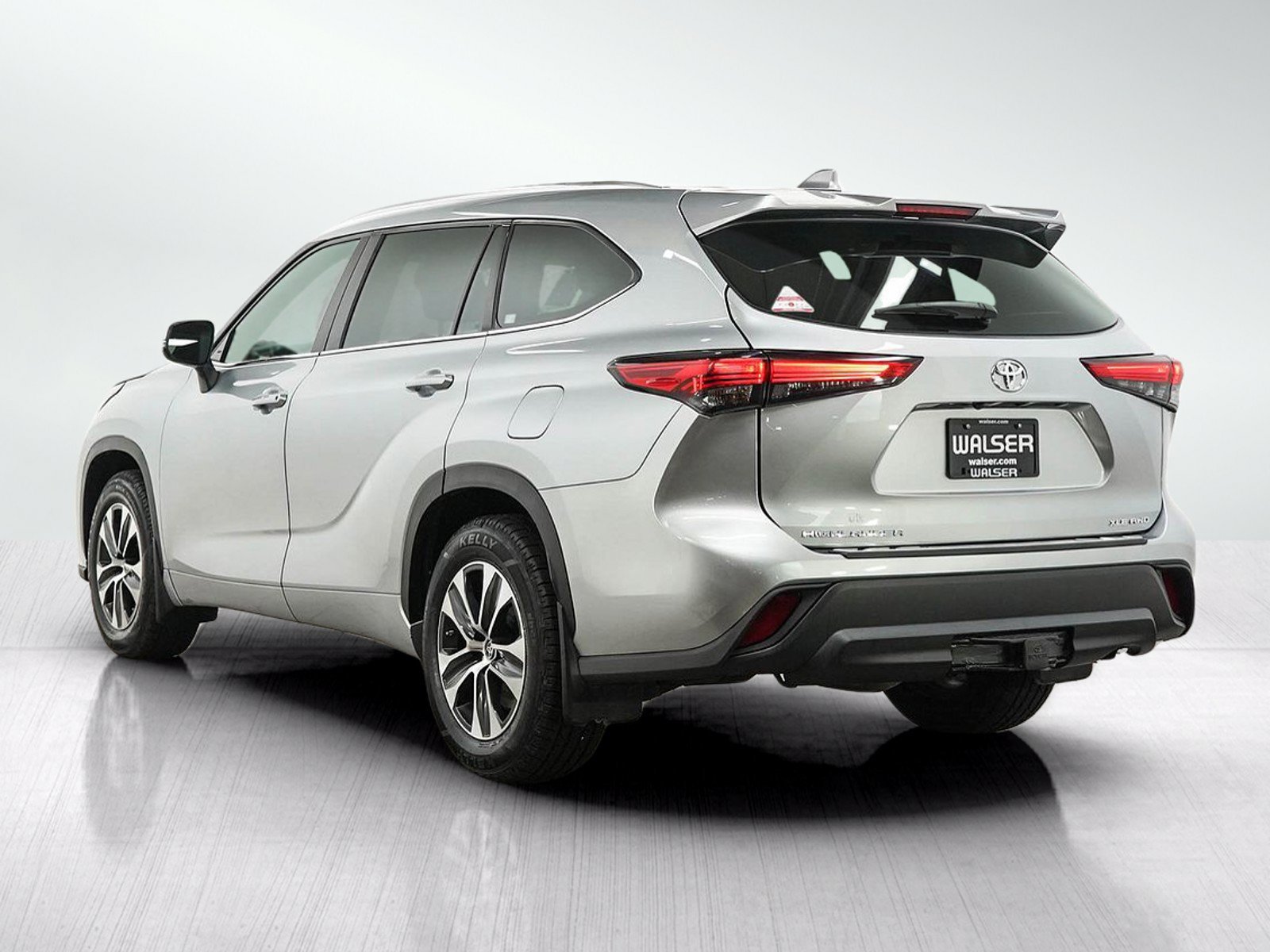 Used 2020 Toyota Highlander XLE AWD/4WD image 3