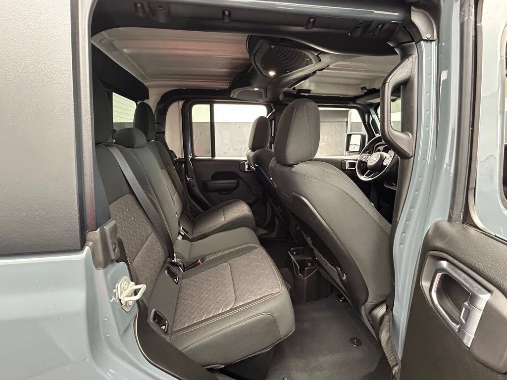 Used 2024 Jeep Gladiator Mojave AWD/4WD image 11