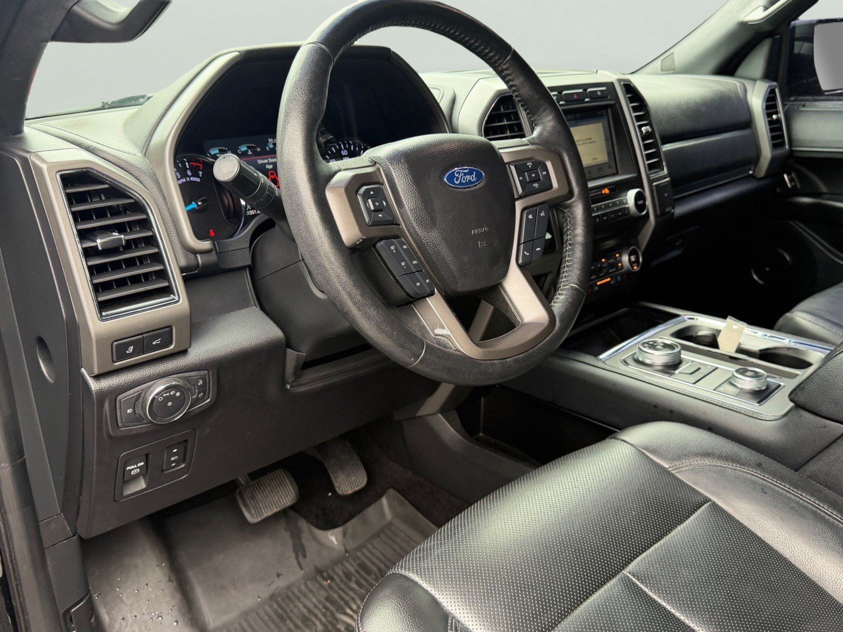Used 2018 Ford Expedition XLT w/ Equipment Group 202A AWD/4WD image 24