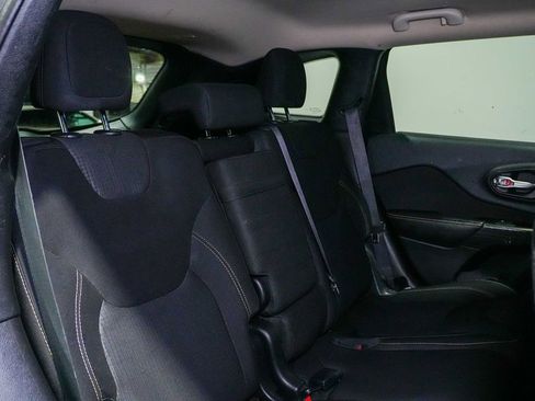 Used 2016 Jeep Cherokee Latitude FWD image 23