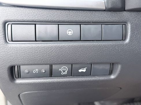 Used 2025 Nissan Rogue SV AWD/4WD image 12