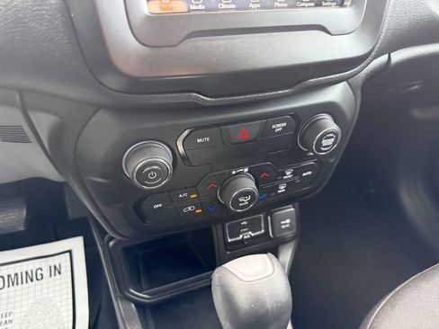Used 2020 Jeep Renegade Latitude FWD image 27