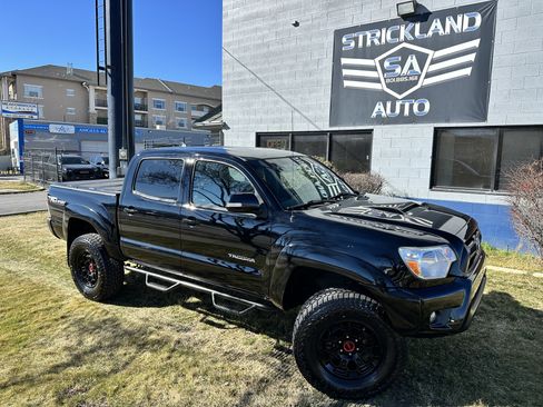 Used 2015 Toyota Tacoma 4x4 Double Cab w/ TRD Sport Package image 2