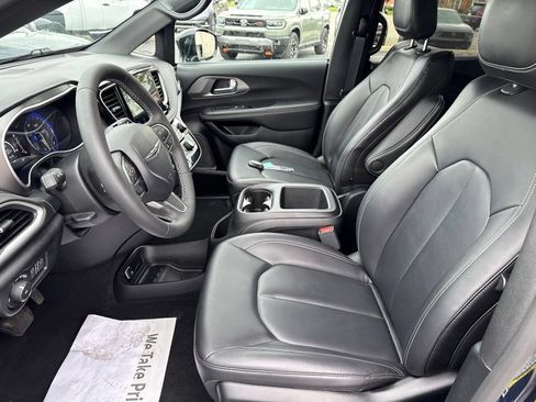 Used 2025 Chrysler Pacifica Select FWD image 27