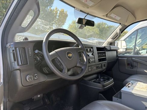 Used 2018 Chevrolet Express 2500 w/ Driver Convenience Package RWD image 7