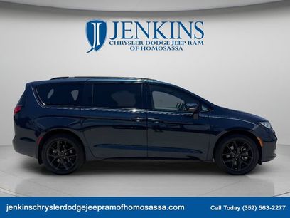 Used 2022 Chrysler Pacifica Touring-L w/ Uconnect Theater Family Group