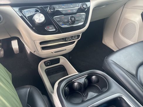 Used 2023 Chrysler Pacifica Touring-L image 18