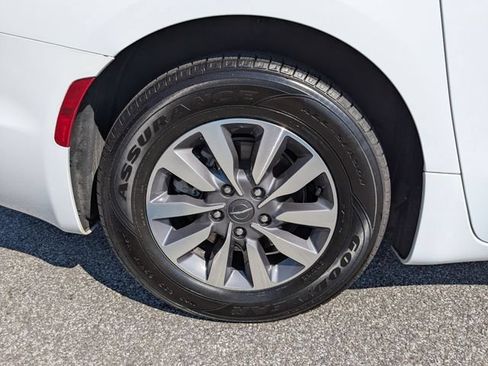 Used 2023 Chrysler Pacifica Touring-L FWD image 17