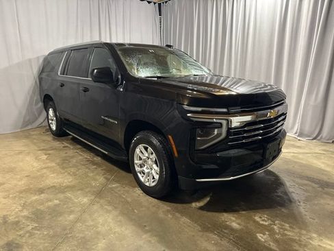 Used 2025 Chevrolet Suburban LT AWD/4WD image 3
