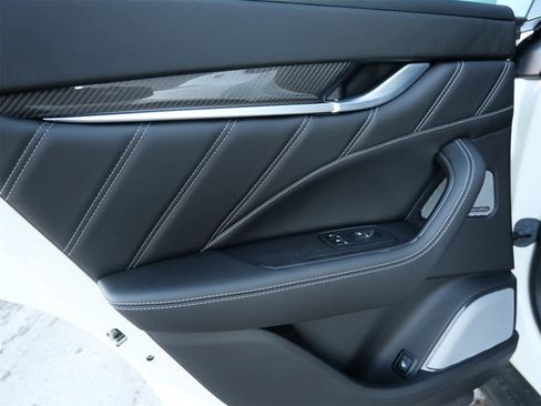 Used 2022 Maserati Levante Trofeo image 12