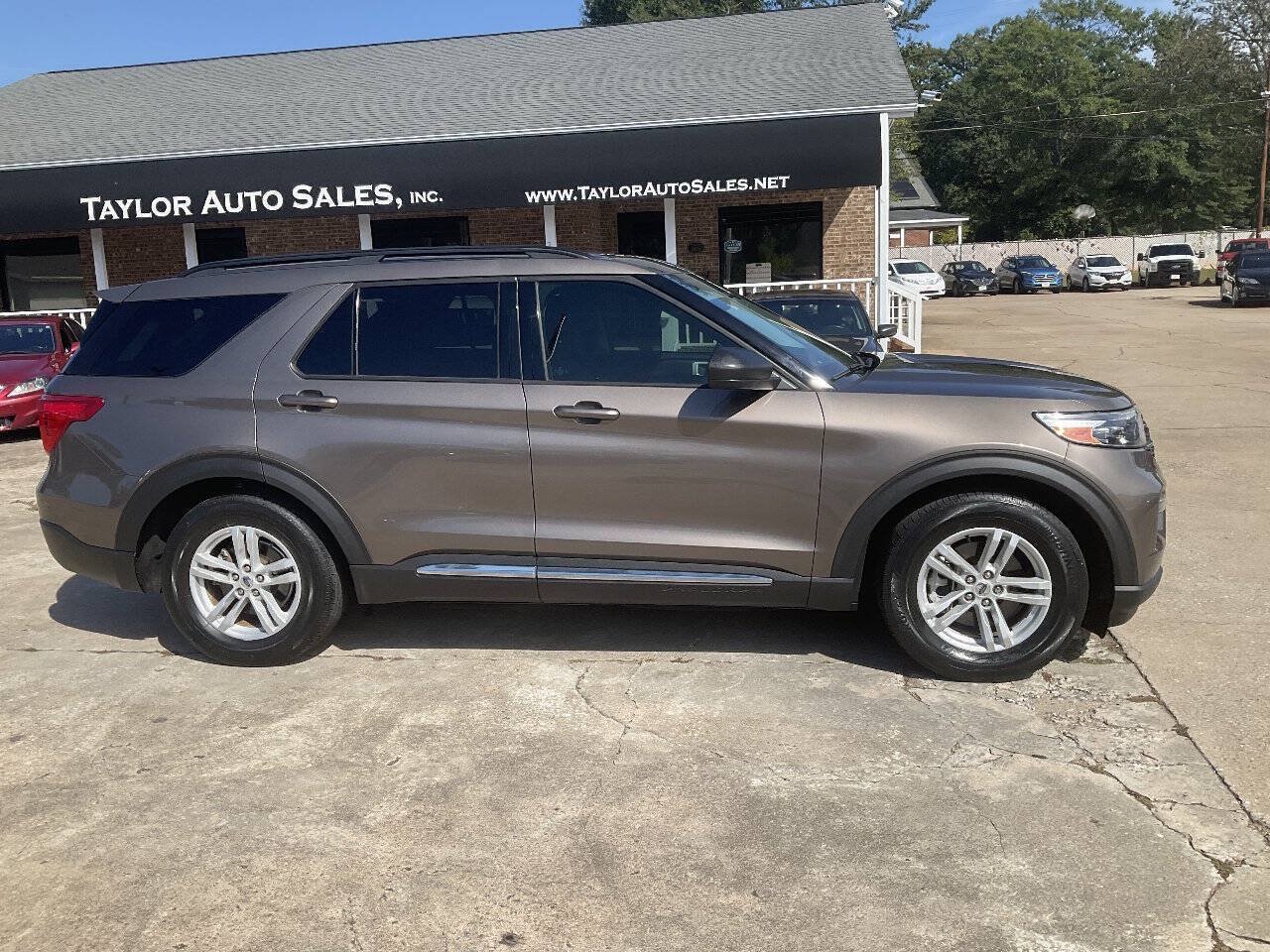 Used 2021 Ford Explorer XLT w/ Equipment Group 202A RWD image 2