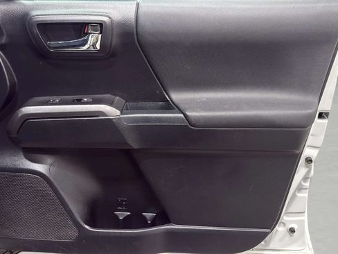 Used 2019 Toyota Tacoma SR5 AWD/4WD image 9