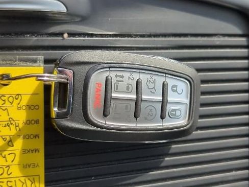 Used 2024 Chrysler Pacifica Select image 16