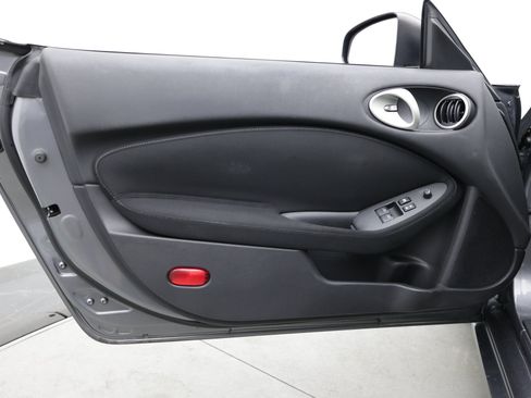 Used 2017 Nissan 370Z Coupe RWD image 13