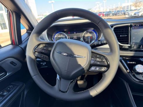 Used 2025 Chrysler Pacifica Limited image 14
