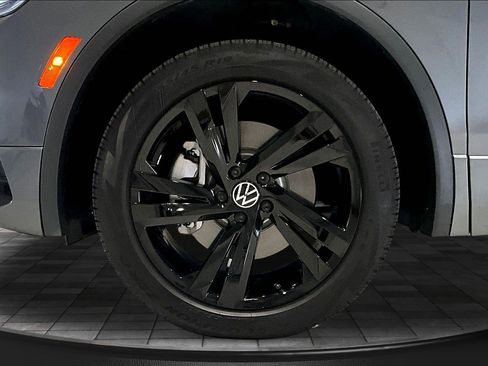 Used 2024 Volkswagen Tiguan SE R-Line AWD/4WD image 33