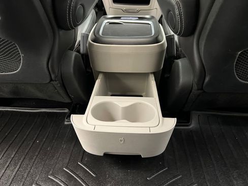 Used 2023 Chrysler Pacifica Touring-L image 4