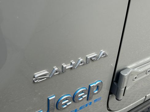 Used 2023 Jeep Wrangler Unlimited Sahara AWD/4WD image 24