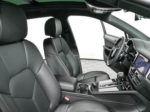 Certified 2025 Porsche Macan image 24