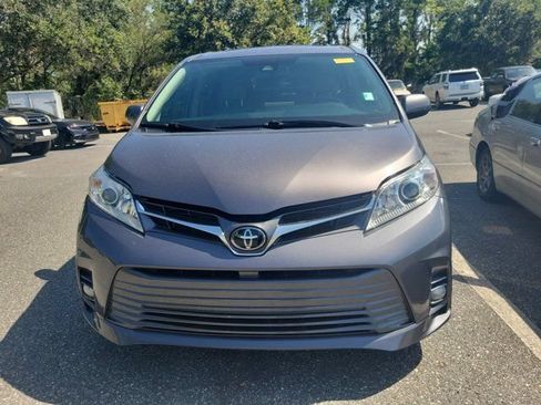 Used 2019 Toyota Sienna XLE w/ XLE Navigation Package FWD image 2