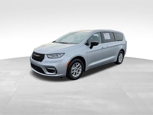 Used 2024 Chrysler Pacifica Touring-L image 3