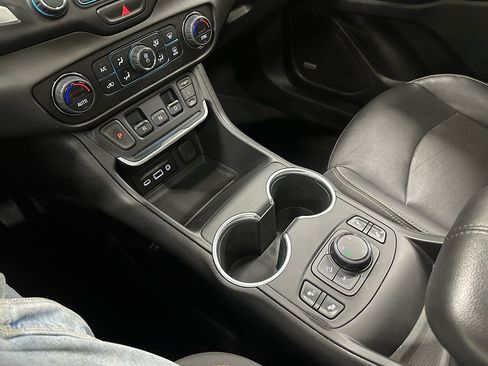 Used 2019 GMC Terrain SLT w/ GMC Pro Grade Package image 29