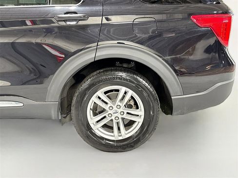 Used 2020 Ford Explorer XLT image 11