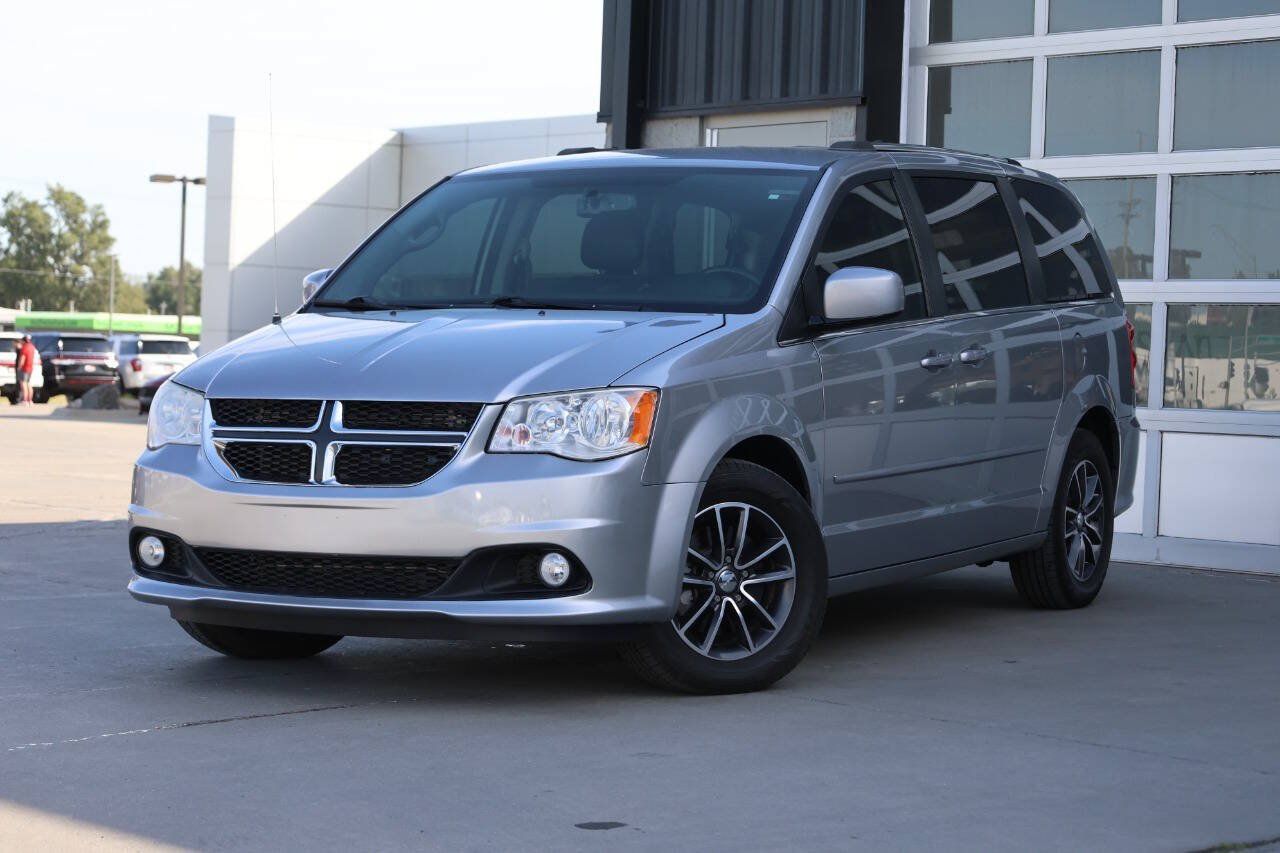 Used 2017 Dodge Grand Caravan SXT FWD image 3