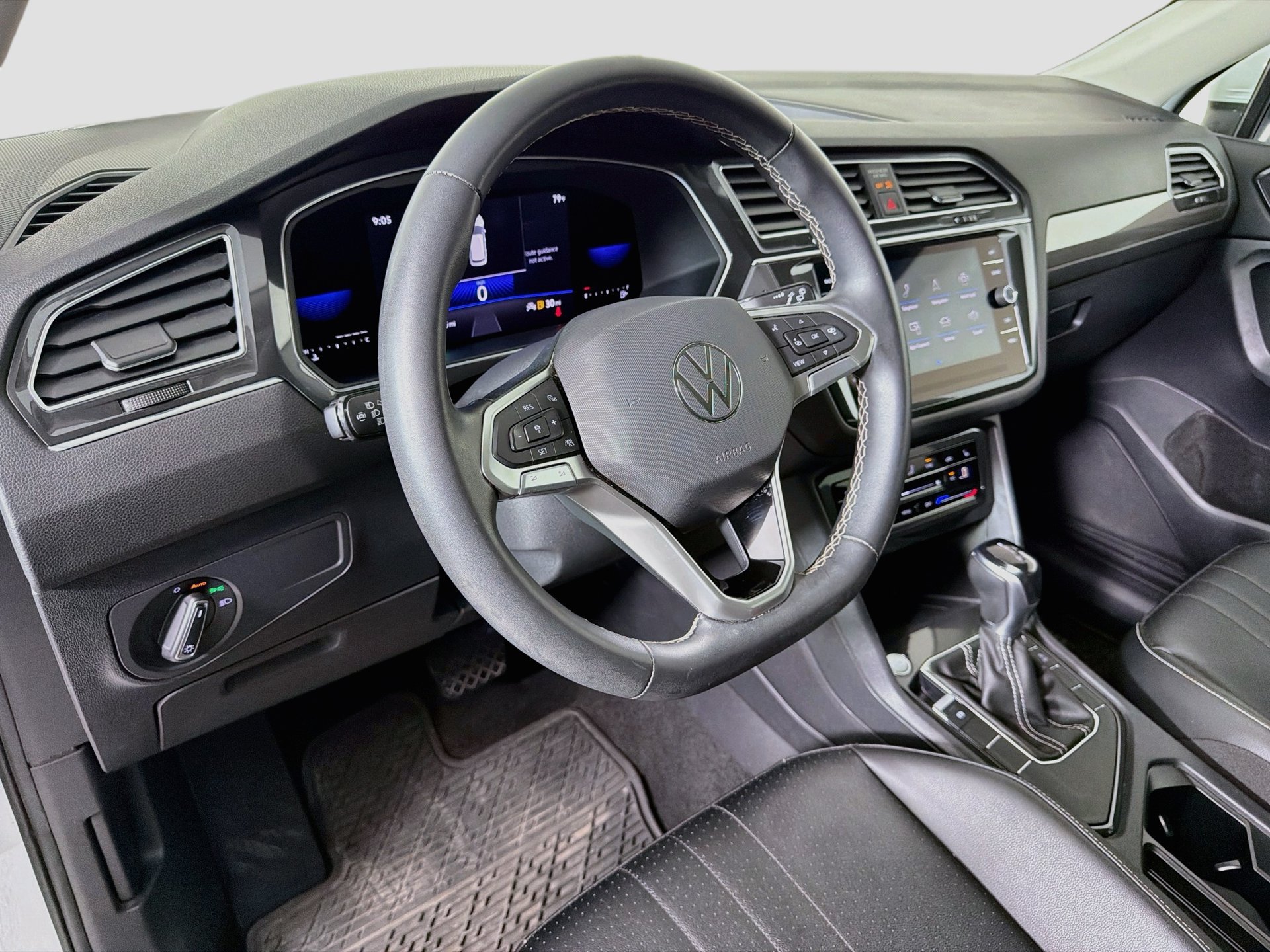 Used 2022 Volkswagen Tiguan SE w/ Panoramic Sunroof Package FWD image 9