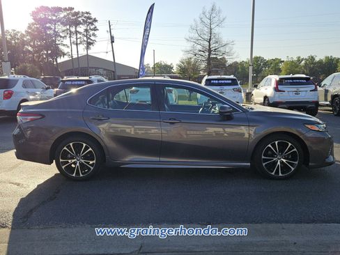 Used 2019 Toyota Camry SE image 6