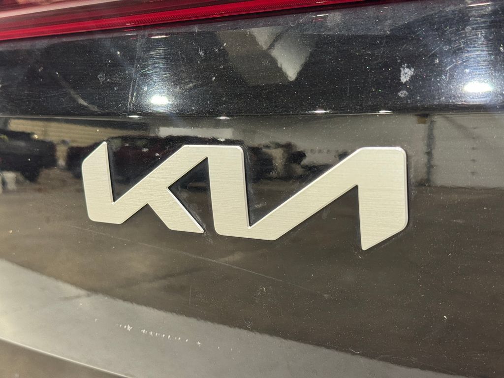 Used 2025 Kia Carnival FWD image 33