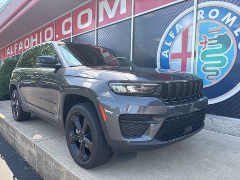 Used 2022 Jeep Grand Cherokee Altitude image 1