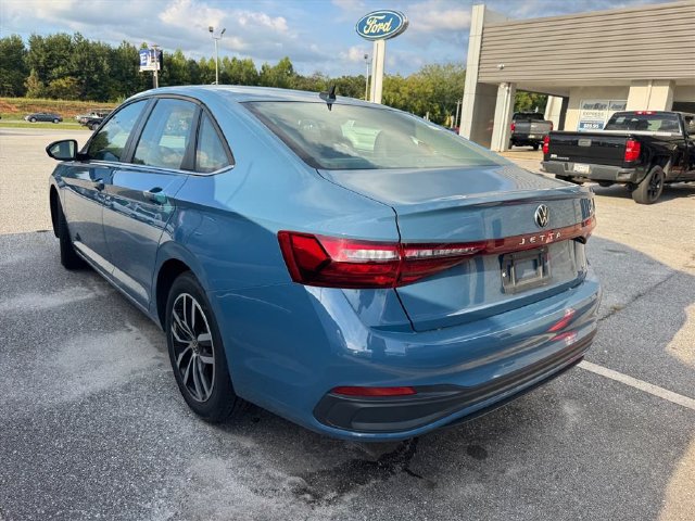 Used 2025 Volkswagen Jetta SE FWD image 2