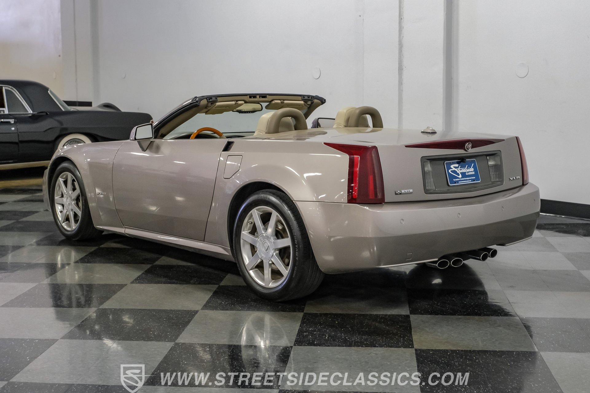 Used 2005 Cadillac XLR RWD image 9