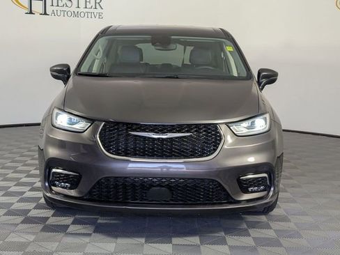 Used 2023 Chrysler Pacifica Touring-L image 3