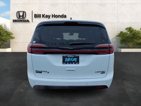 Used 2023 Chrysler Pacifica Limited w/ Uconnect Theater Family Group image 4