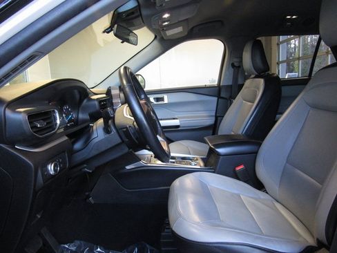 Used 2021 Ford Explorer XLT w/ Equipment Group 202A image 11