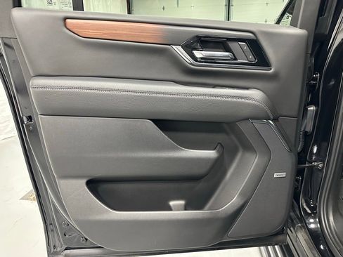 Used 2025 GMC Yukon XL Denali w/ Sun & Power Step Package image 38