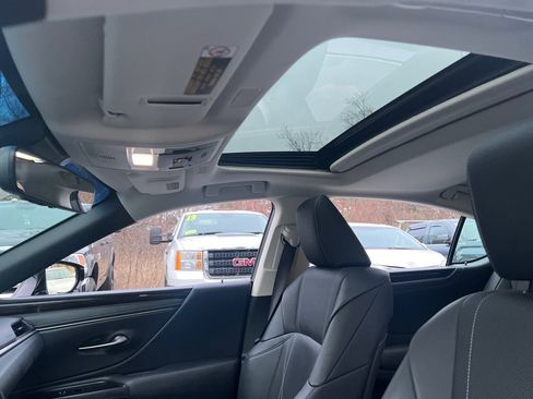 Used 2019 Lexus ES 300h w/ Accessory Package 2 image 32