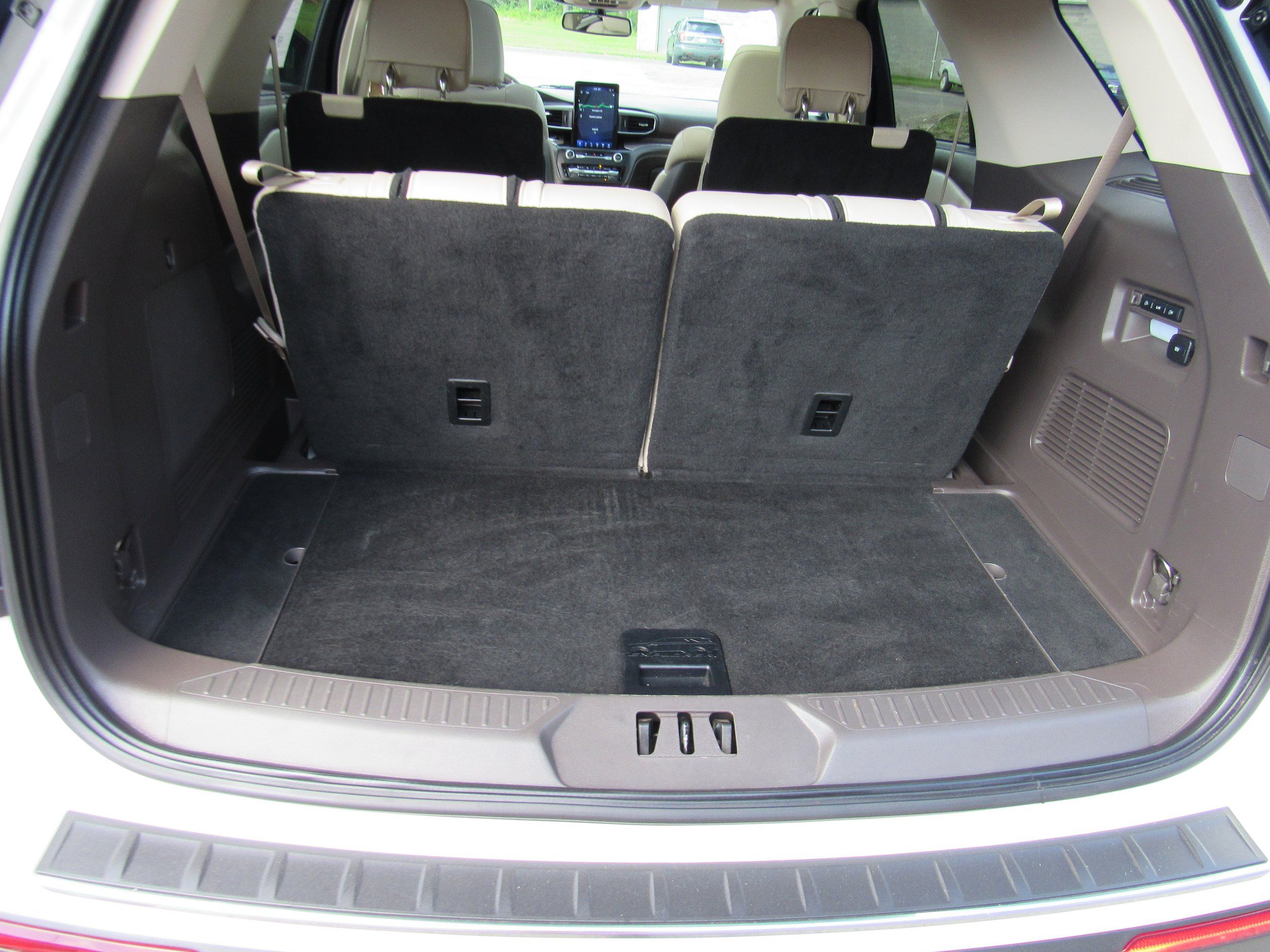Used 2020 Ford Explorer Platinum w/ Premium Technology Package AWD/4WD image 32