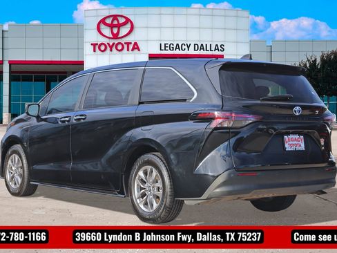 Used 2024 Toyota Sienna XLE image 8