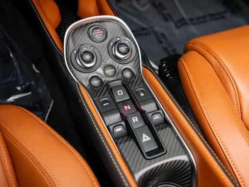 Used 2018 McLaren 570S Spider image 17