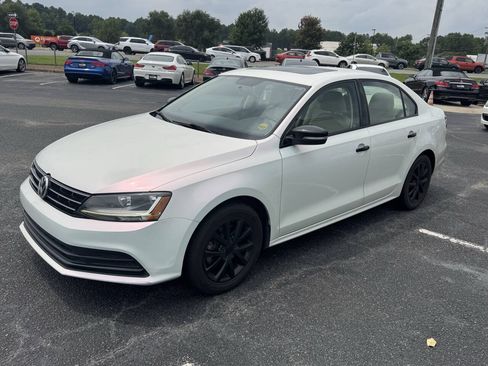 Used 2018 Volkswagen Jetta SE FWD image 3