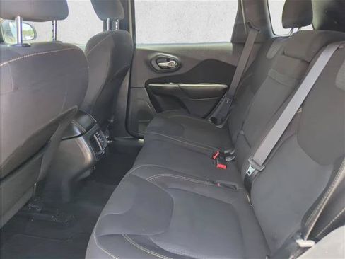 Used 2016 Jeep Cherokee Latitude FWD image 16