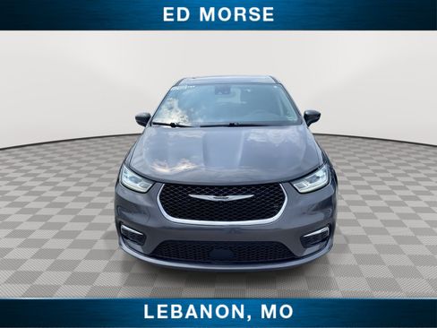 Used 2023 Chrysler Pacifica Touring-L FWD image 3