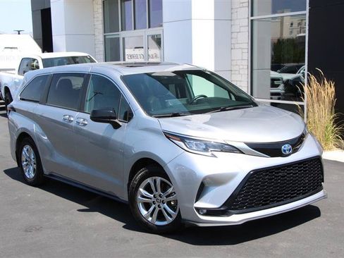 Used 2021 Toyota Sienna XSE AWD/4WD image 2