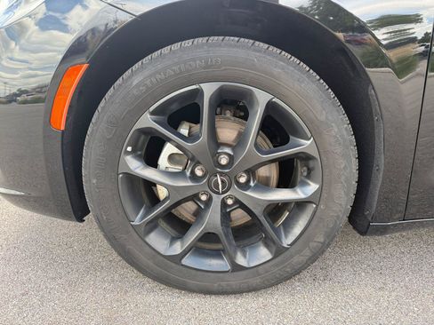 Used 2025 Chrysler Pacifica Limited FWD image 30