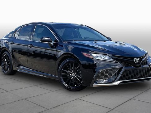 Used 2021 Toyota Camry XSE FWD image 3